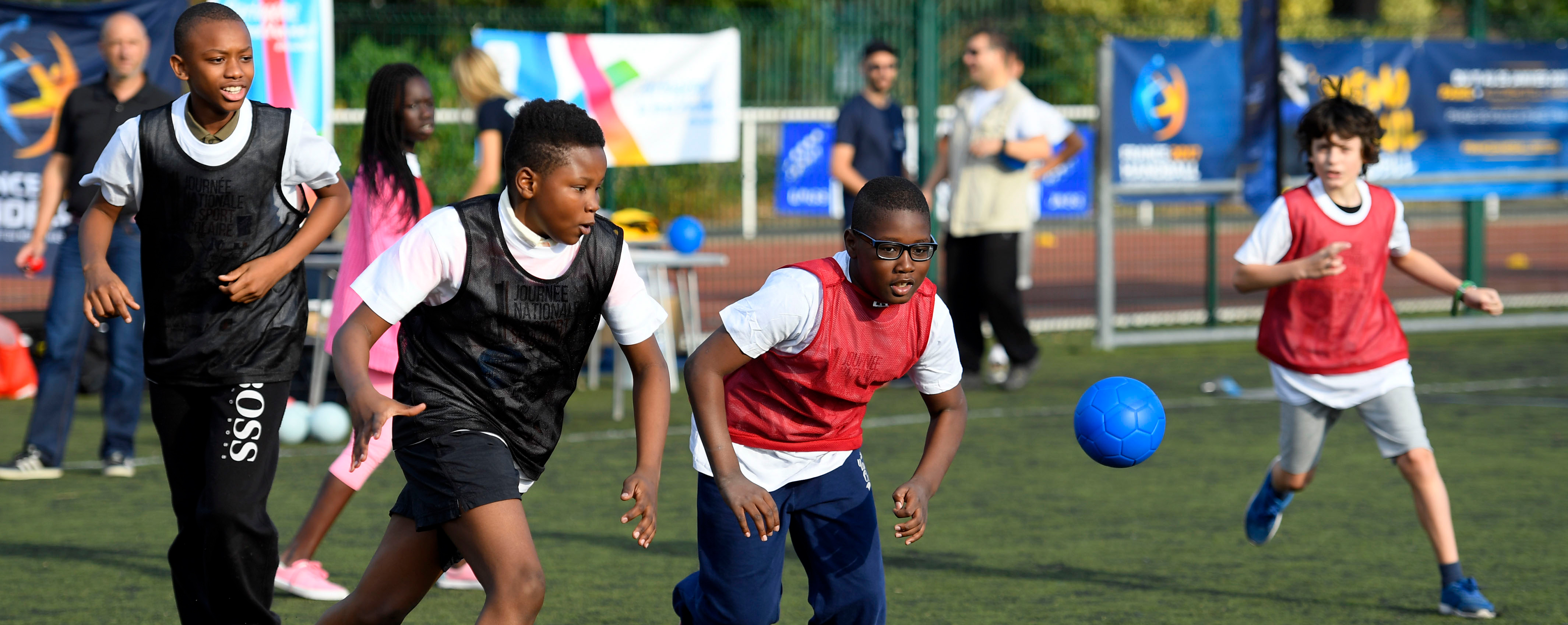 Enfants qui jouent au football